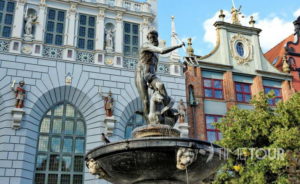 Wycieczka szkolna do Gdańska - fontanna Neptuna