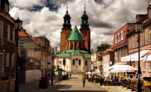 Wycieczka szkolna do Gniezna - deptak i katedra