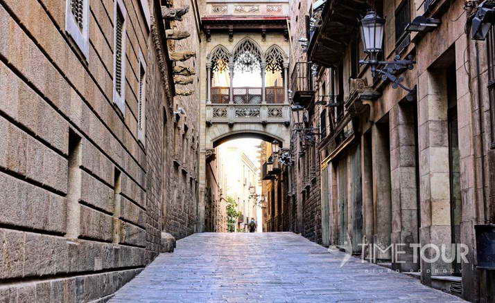 Wycieczka szkolna do Hiszpanii - Barri Gotic w Barcelonie