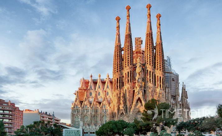 Wycieczka szkolna do Hiszpanii - Sagrada Familia w Barcelonie
