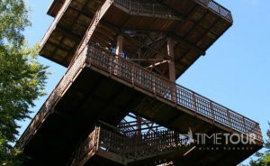 Wycieczka szkolna na Kaszuby - wieża widokowa na Wieżycy