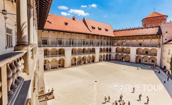 Wycieczka szkolna do Krakowa - dziedziniec zamku na Wawelu
