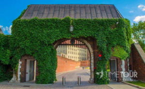 Wycieczka szkolna do Krakowa - brama na Wawel