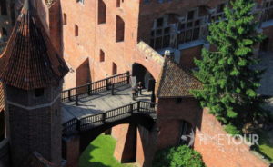 Wycieczka szkolna do Malborka - widok z wieży na most zwodzony