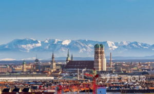 Wycieczka szkolna do Monachium - panorama miasta i Alpy