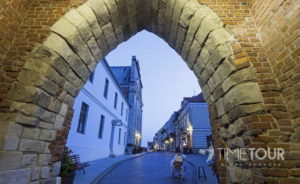 Wycieczka szkolna do Sandomierza - Brama Opatowska