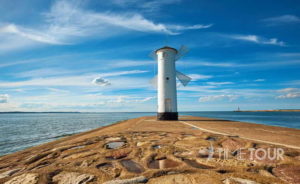 Wycieczka szkolna do Świnoujścia - wiatrak na falochronie