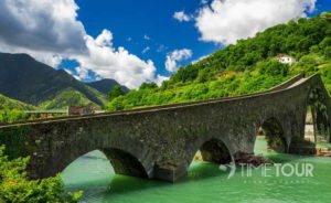 Wycieczka szkolna do Włoch - Diabelski Most w Toskanii