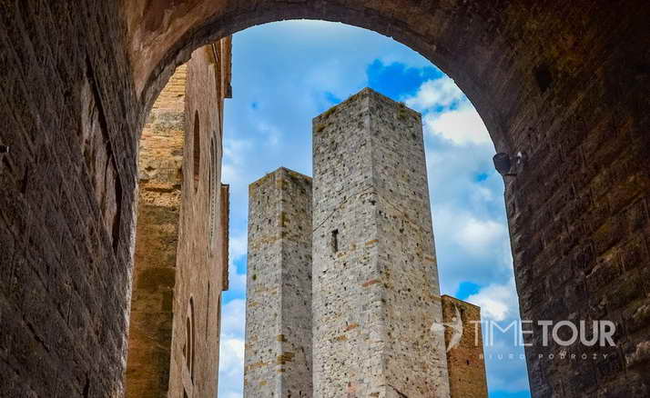Wycieczka szkolna do Włoch - wieże w San Gimignano w Toskanii