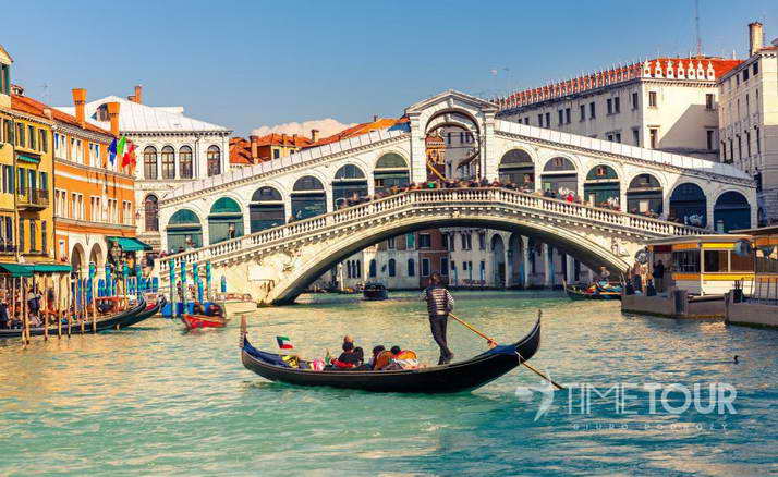 Wycieczka szkolna do Włoch - Most Rialto i gondola w Wenecji