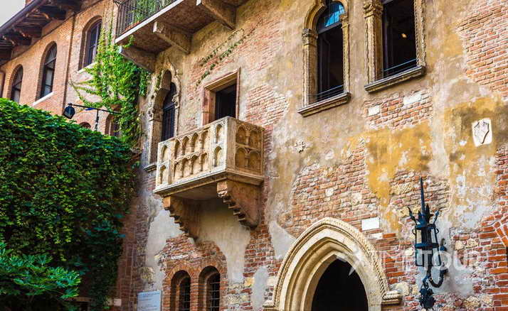Wycieczka szkolna do Włoch - balkon Julii w Weronie